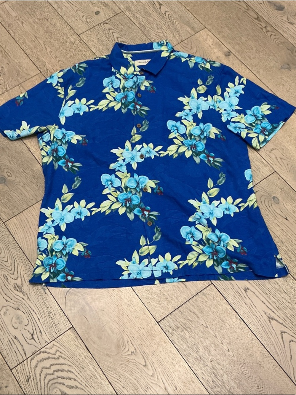 Men’s Tommy Bahama blue/yellow/aqua Hawaiian short sleeve silk shirt. Size XXL.